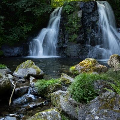 天栄村の涼と明神滝の清らかな水の流れの写真