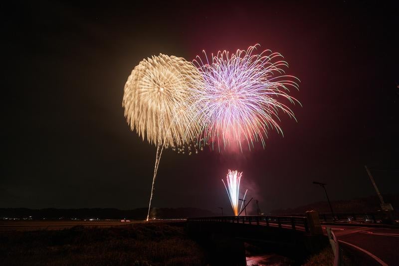 浅川の花火大会の光跡の写真