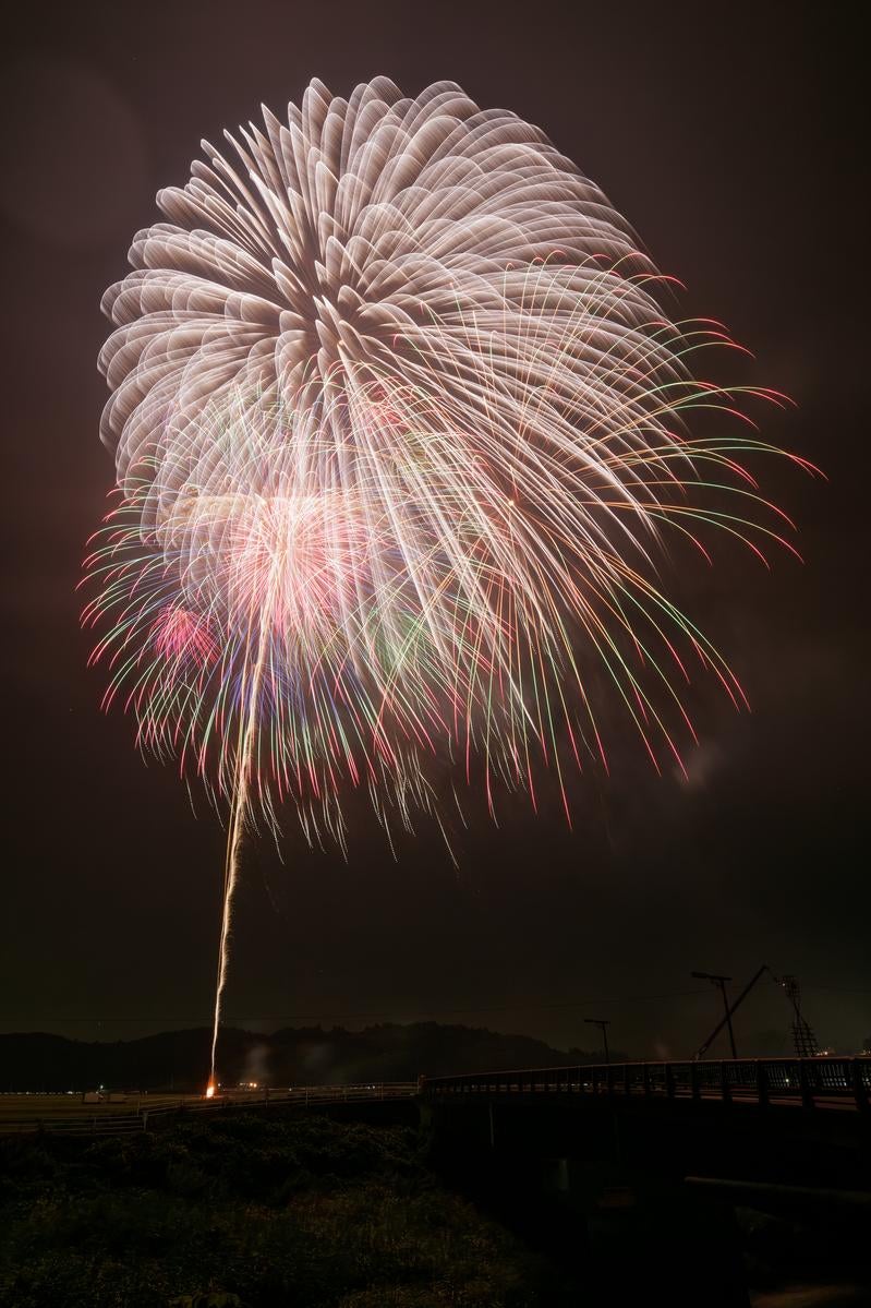 夜を照らす浅川の打ち上げ花火の写真