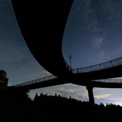 天地人橋のシルエットから星空への写真