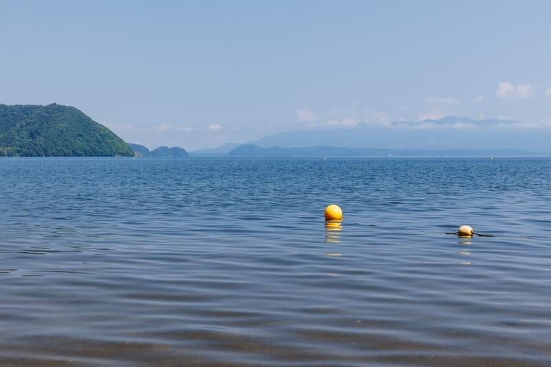 青松浜から望む穏やかな湖面の写真