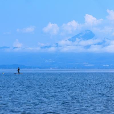 SUPをしながら磐梯山の遠景を望むの写真