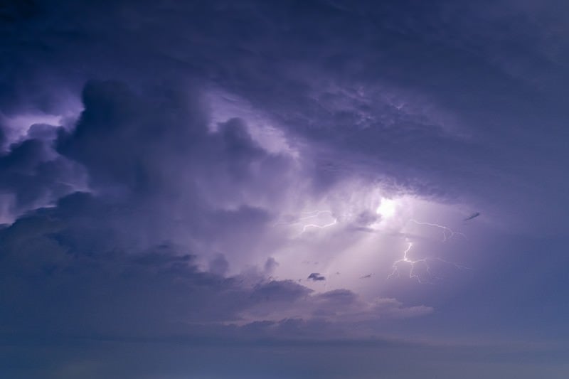 稲妻が走る雲の写真