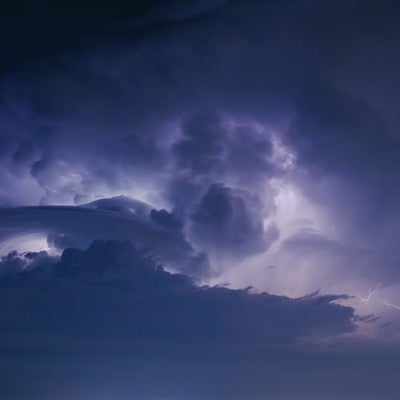 雷光と巨大な雲の写真