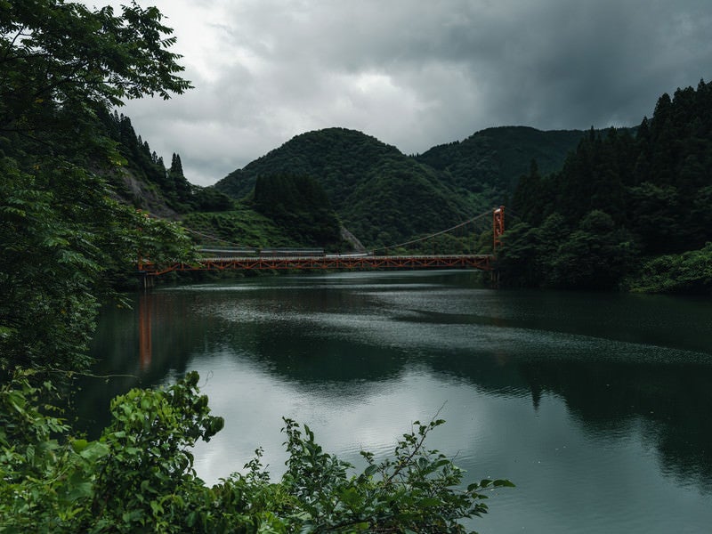 庄川峡の水面に映りこむ橋（富山県南砺市）の写真