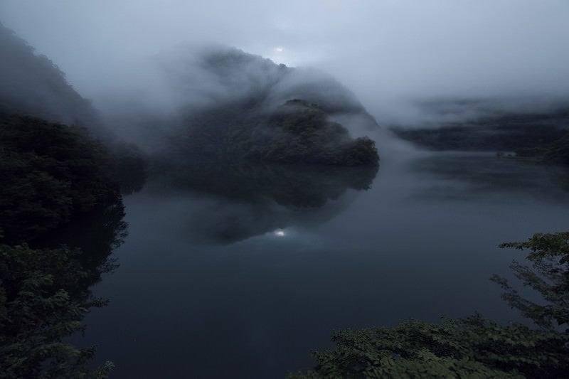 沸き立つ霧と湖面（富山県南砺市）の写真