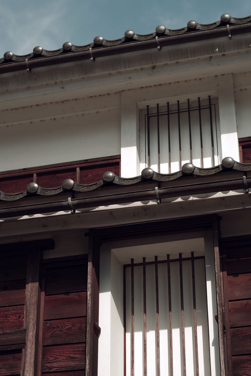 土蔵の格子戸と格子窓（富山県南砺市）の写真