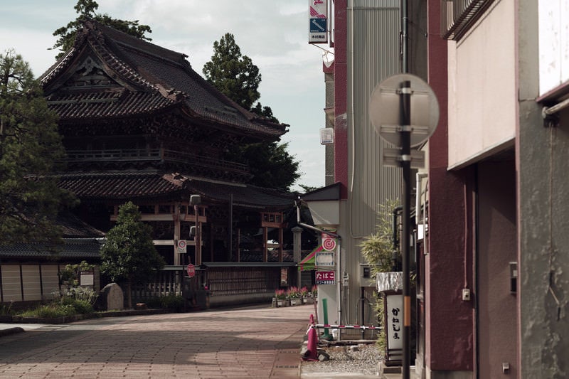 路地から見る城端別院善徳寺（富山県南砺市）の写真