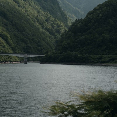 庄川峡と山間にかかる橋（富山県南砺市）の写真