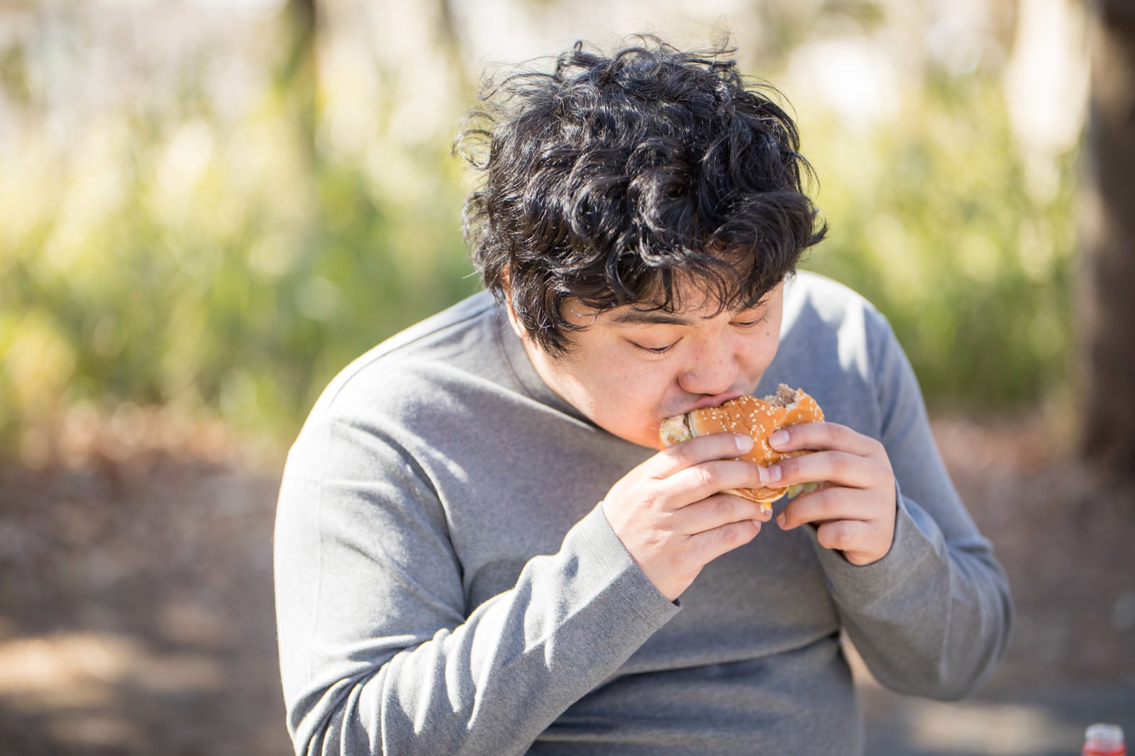 「ハンバーガーに夢中」の写真［モデル：段田隼人］