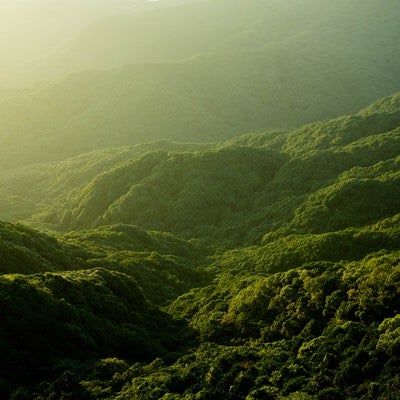 夕暮れの山並みの写真