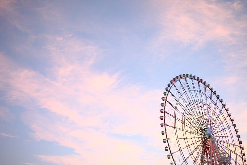 夕焼け空と観覧車の写真