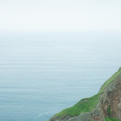 静かな湖畔の岩の影からの写真