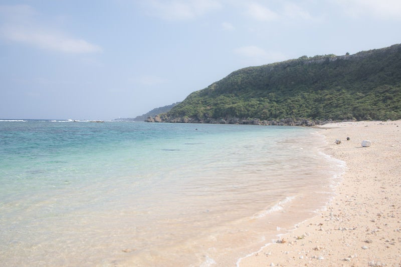 白い砂浜と青いビーチの写真