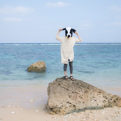 宮古島の透き通る海を見てうかれる牛の彼女の写真