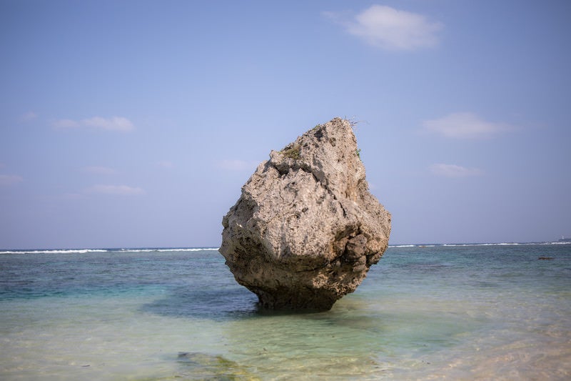 宮古島の海と巨岩の写真