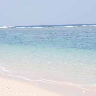 白い砂浜と宮古島の海の写真