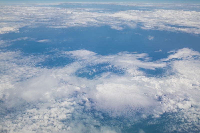 上空から見下ろす青い海と空の写真