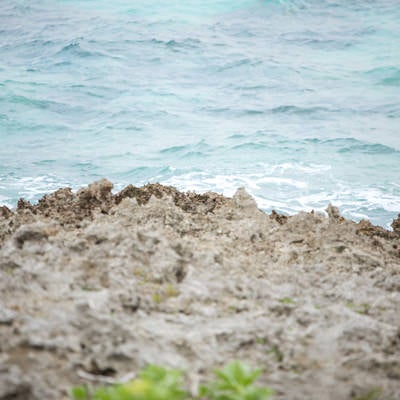 岩場から見える海の写真