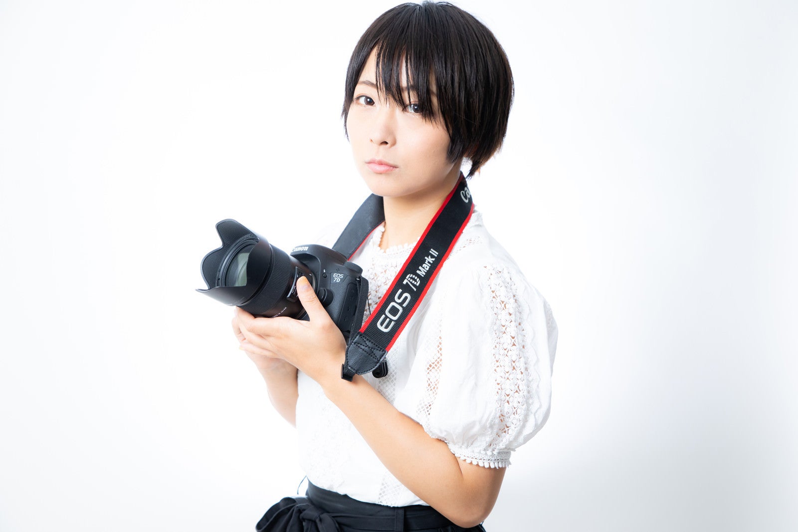 「Canon 7D Mark2 を手に取るカメラ女子」の写真［モデル：にゃるる］