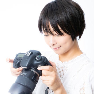 撮影した写真を確認するカメラ女子の写真