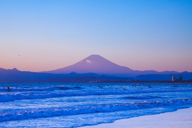 海とサーファーと富士山の写真