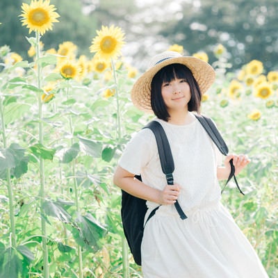 ひまわりと浮かれた女の子の写真