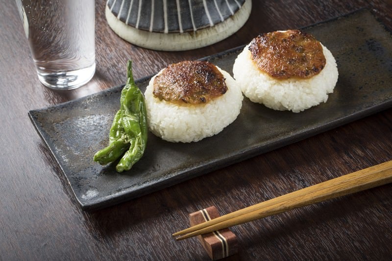 ししとうと焼きおにぎりの写真