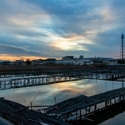 反射する夕暮空の写真