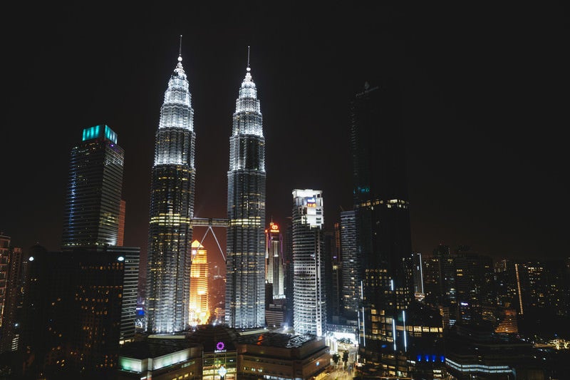 クアラルンプールのペトロナスツインタワーの夜景の写真