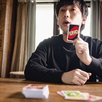 残り一枚で「UNO！」を宣言するプレイヤーの写真