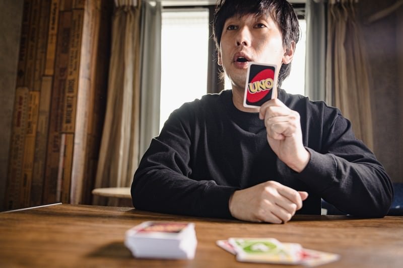 残り一枚で「UNO！」を宣言するプレイヤーの写真