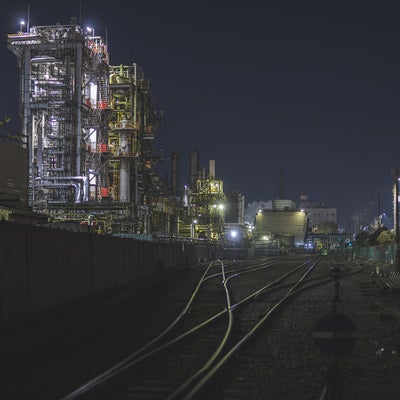 川崎の工場夜景と線路の写真