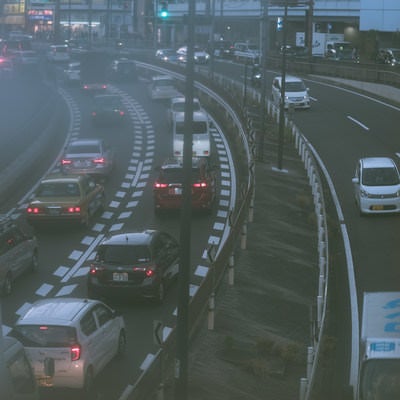 信号待ちの車列の写真