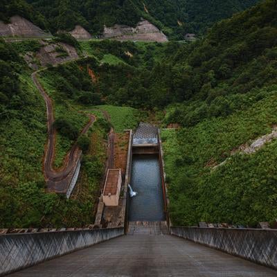 境川ダム、放流場所の上からの眺めの写真