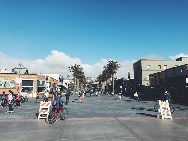 カリフォルニアのハモサビーチ入口の街並みの写真