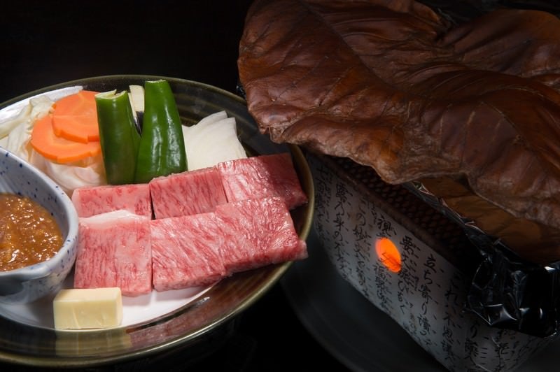 炭火と朴葉でA5ランク飛騨牛ステーキを焼き上げるの写真