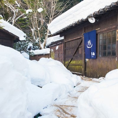 雪の回廊の先に待つ源泉かけ流しの秘湯への期待の写真