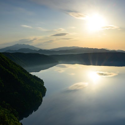 摩周湖に映る朝焼けとサンライズ（北海道川上郡弟子屈町）の写真