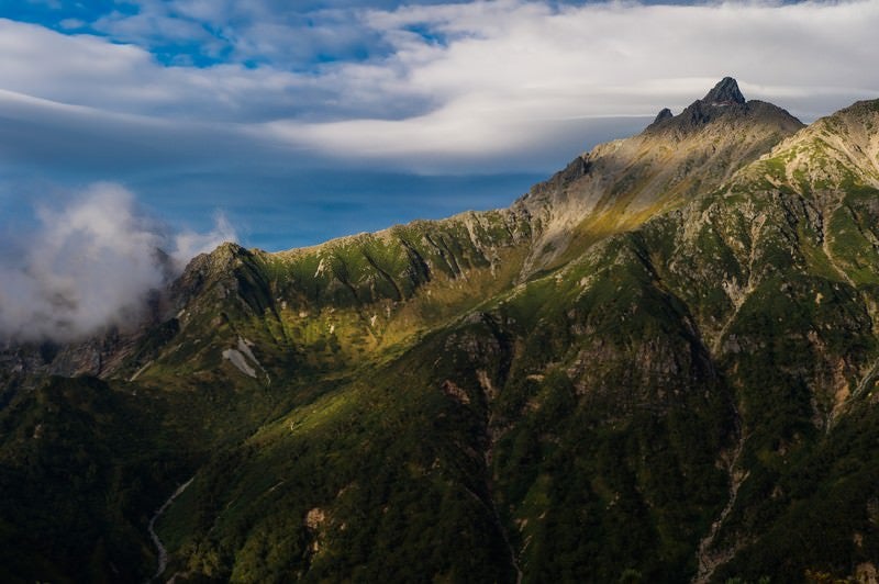 美しい山肌の西鎌尾根と槍ヶ岳の写真