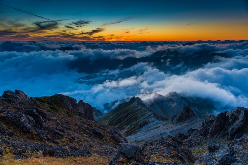 夕焼けに彩られた西鎌尾根と雲海の写真