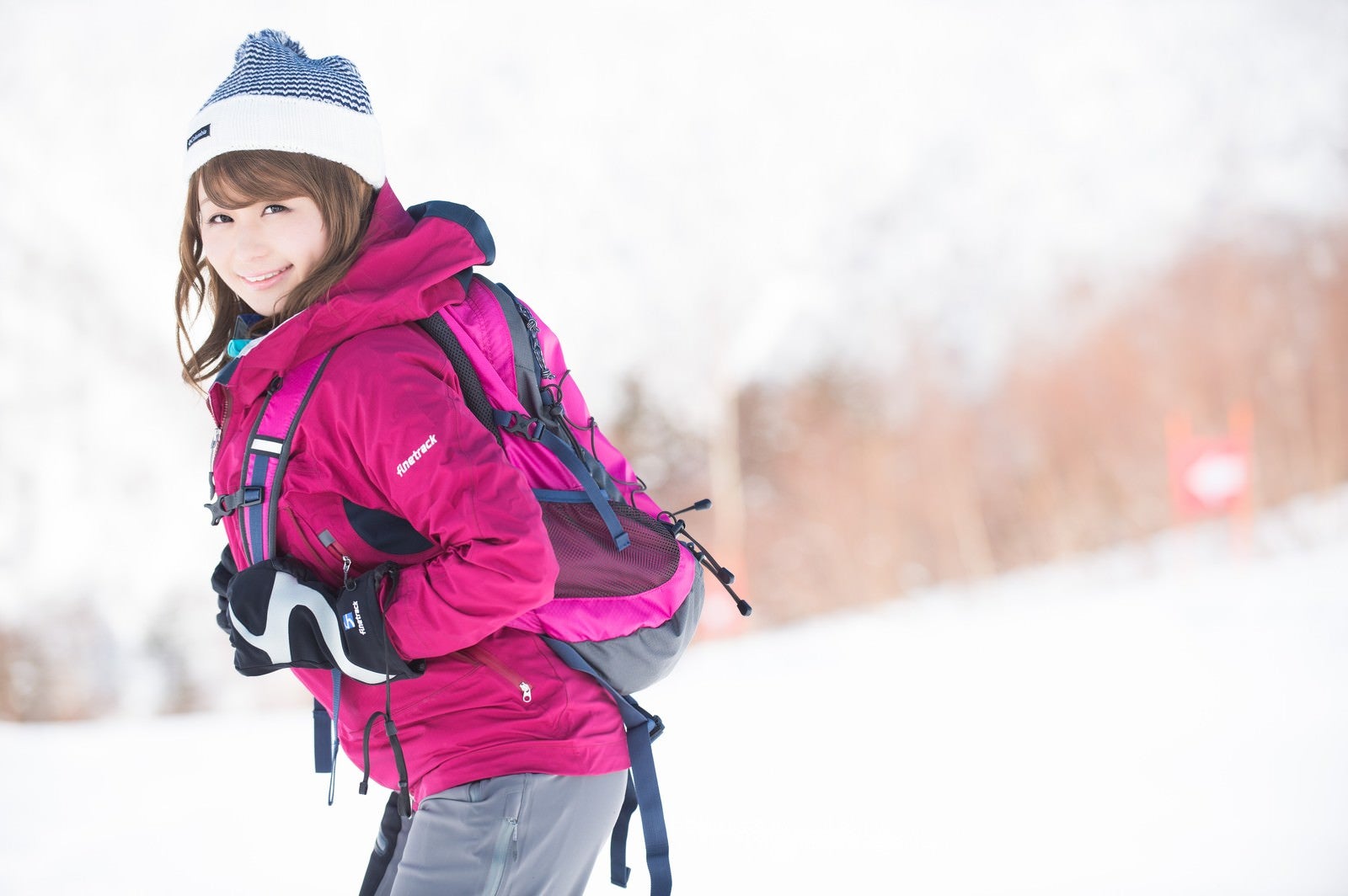 「「会社のWEBサイト404になっちゃった」とにこやかな美人WEB担当は雪山満喫中」の写真［モデル：茜さや］