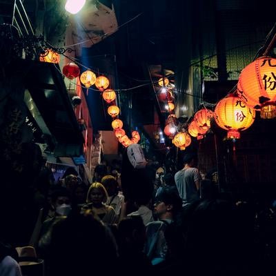 九份（台湾）の細い路地の観光客の写真