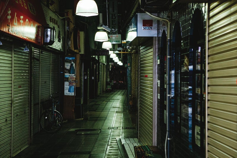 閉店後のシャッター街路地の写真