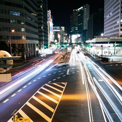 直進する車の光跡の写真