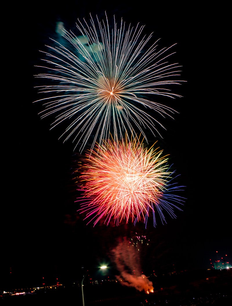 暗い夜空と打ち上げ花火の写真