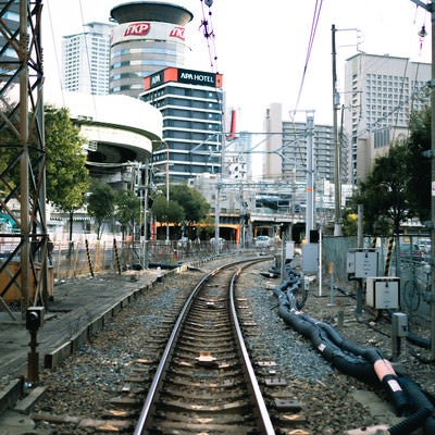 市街地へと向かう線路の写真