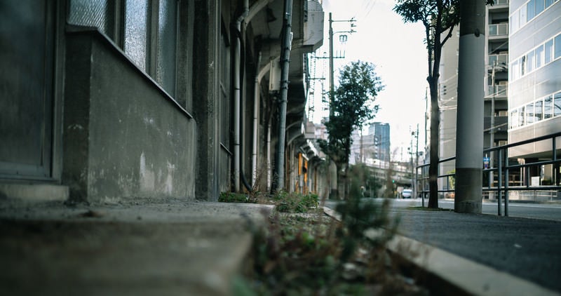 高架下の店舗と歩道の写真