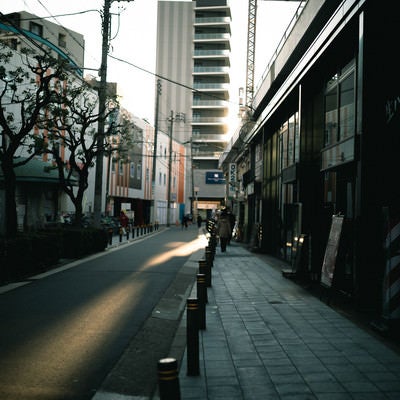 路地に並ぶ店舗の写真