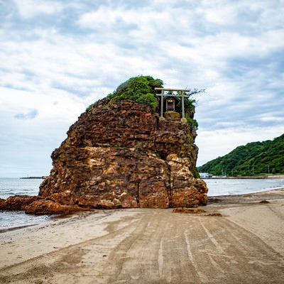 稲佐の浜にあるパワースポット（弁天島）の写真